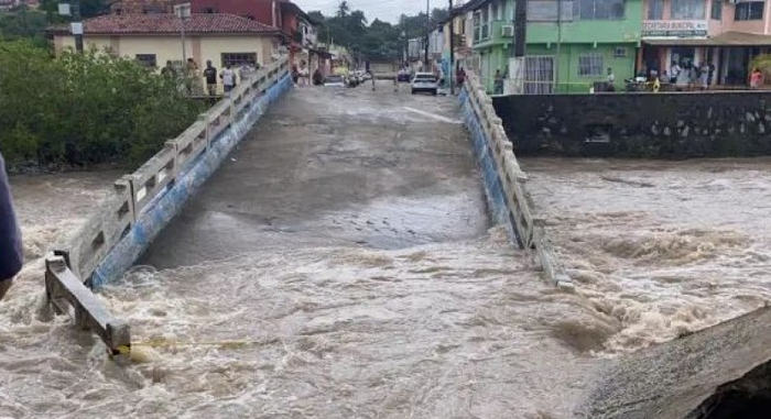 Dois turistas morrem afogados e ponte desaba após temporal em Santa Cruz Cabrália