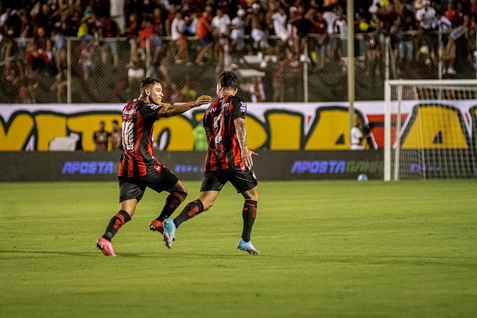 Vitória bate a Ponte Preta por 3 a 0 na estreia da Série B