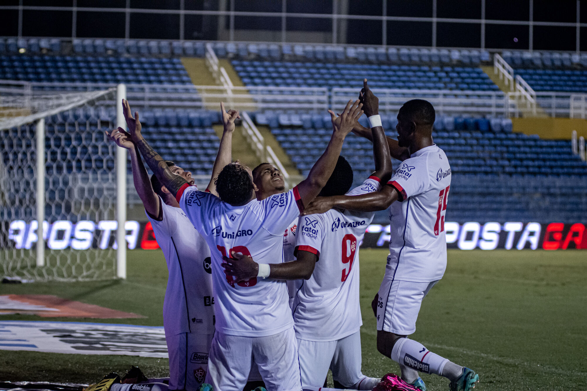 Fora de casa, Vitória bate o Ceará por 2 a 0 e segue líder invicto da Série B