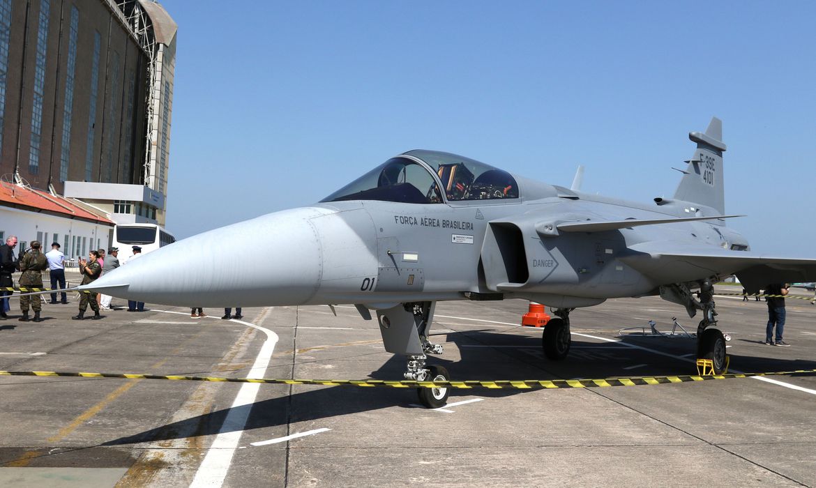 Lula participa de inauguração da linha de produção de caças Gripen