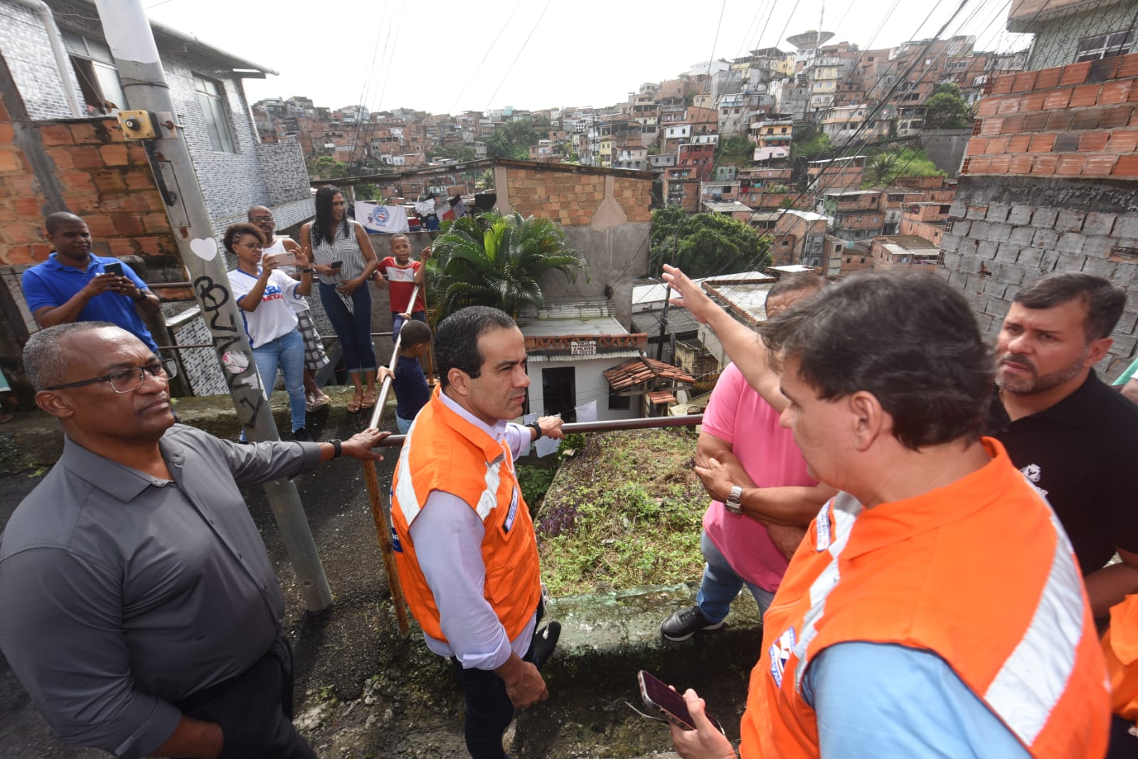 Bruno Reis vistoria áreas de risco com sistemas de alarme