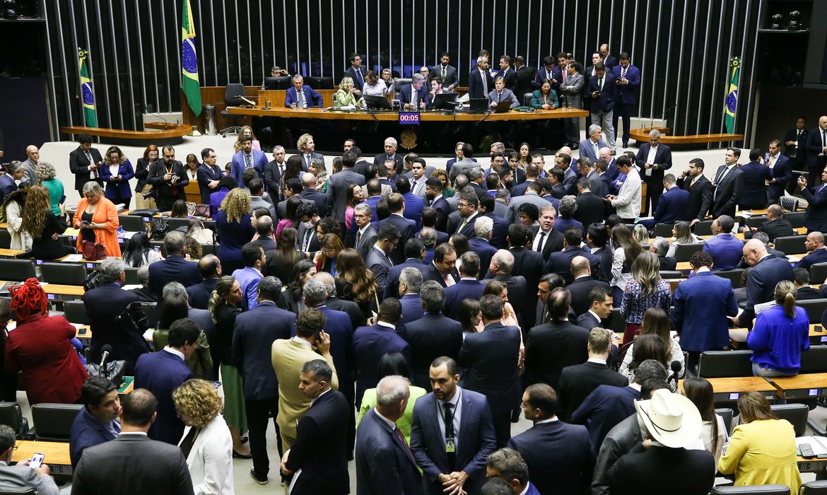 Deputados suspendem trechos de decretos de Lula sobre o marco do saneamento