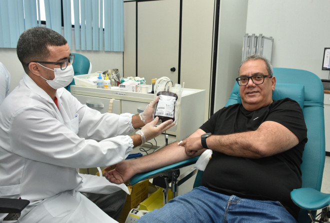 Carlos Muniz visita a Hemoba em Salvador e estimula a doação de sangue