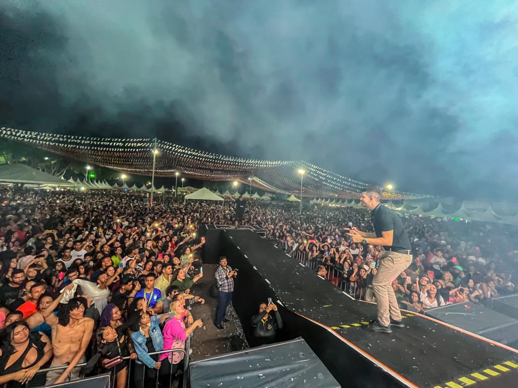 Show de Nadson o Ferinha atrai multidão para abertura da Vila do Forró 2023 em Eunápolis