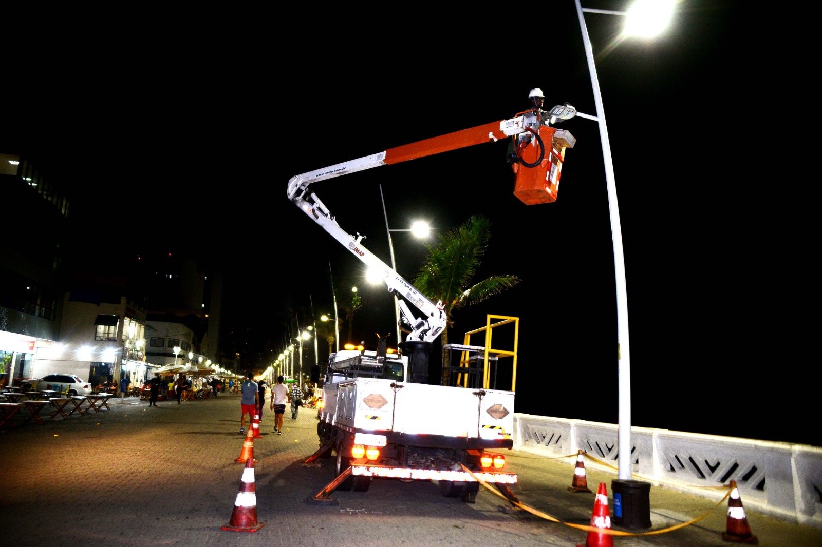 Em seis meses, Prefeitura de Salvador instala mais de 2 mil postes e amplia rede de iluminação
