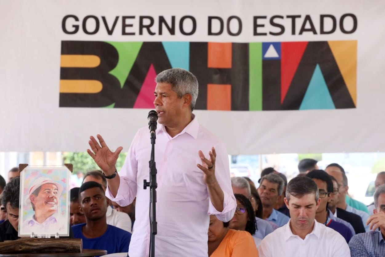 Jerônimo entrega obras em Santa Bárbara e em Serrinha