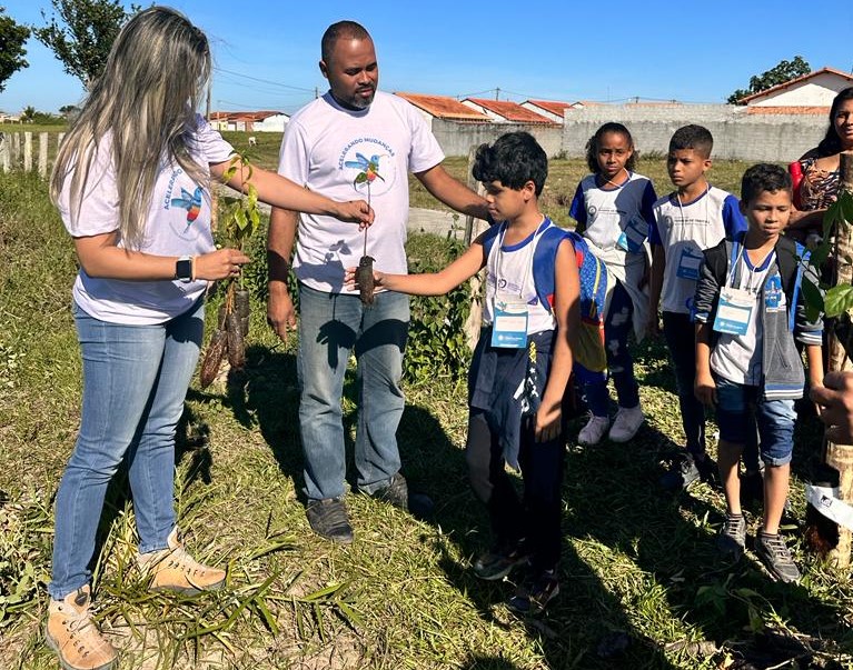Teixeira de Freitas: Estudantes da rede municipal realizam plantio de mudas nativas em nascente