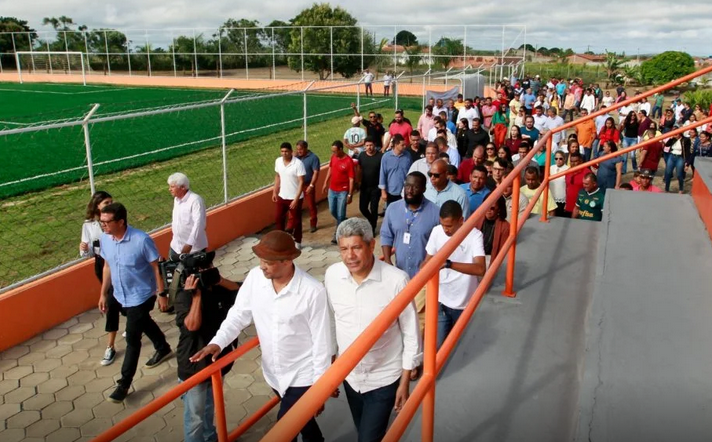 Jerônimo entrega pavimentação da BA-142 e ampliação do estádio de Tapiramutá