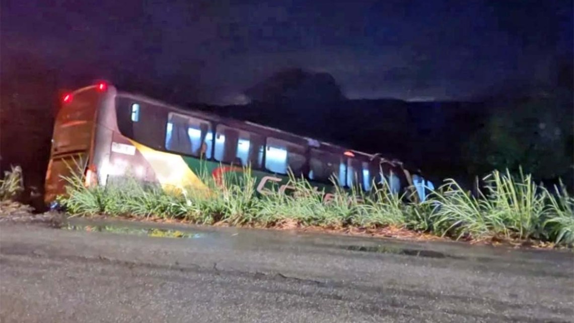 Ônibus da cantora de piseiro Brisa Star sofre acidente no Ceará