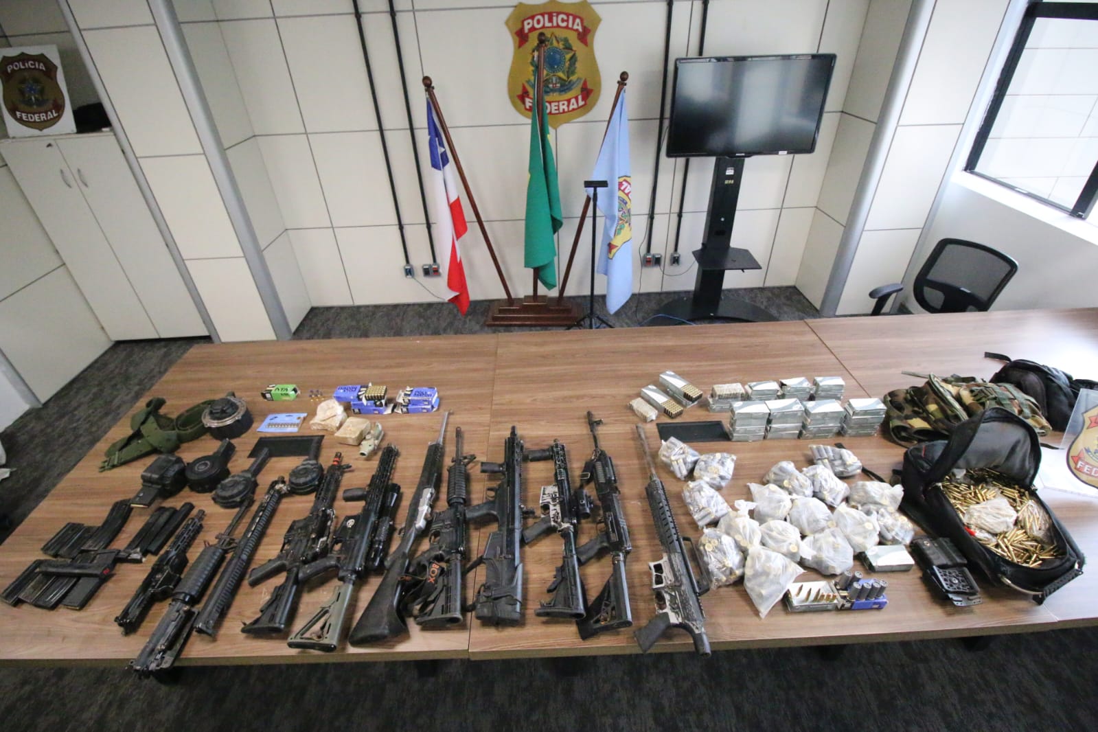 Operação apreende 13 fuzis e drogas no Tancredo Neves em Salvador