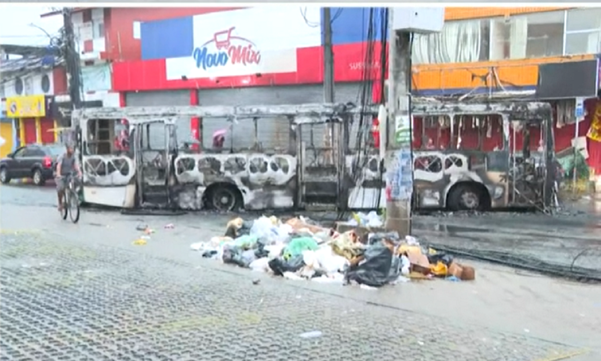 Bandidos destroem dois ônibus no bairro de Sussuarana em Salvador