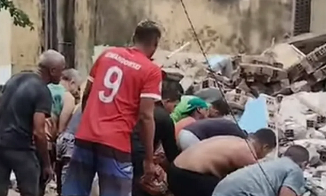 Prédio residencial desaba em Paulista (PE); duas pessoas são resgatadas com vida