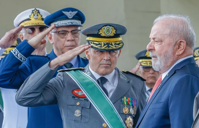 Lula troca cargos de liderança nas Forças Armadas