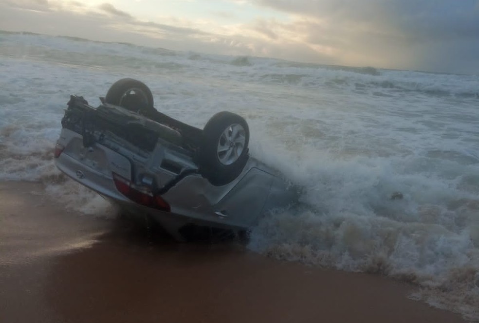 Lauro: Carro é encontrado capotado na praia de Ipitanga