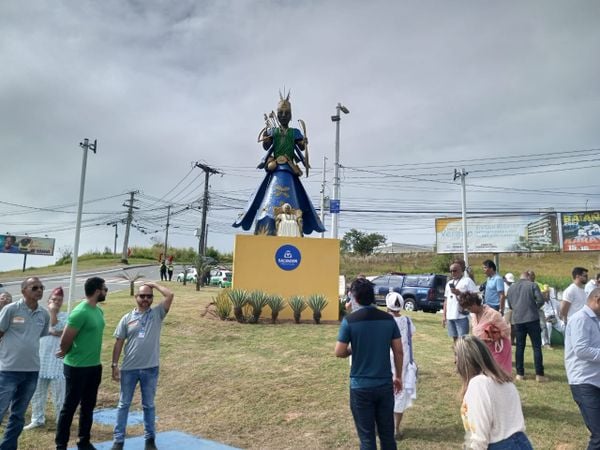 Estátua de Mãe Stella é reinaugurada após incêndio em Salvador