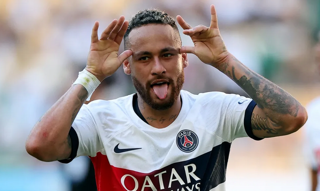 Neymar volta a jogar, marca dois gols e dá assistência em amistoso do PSG