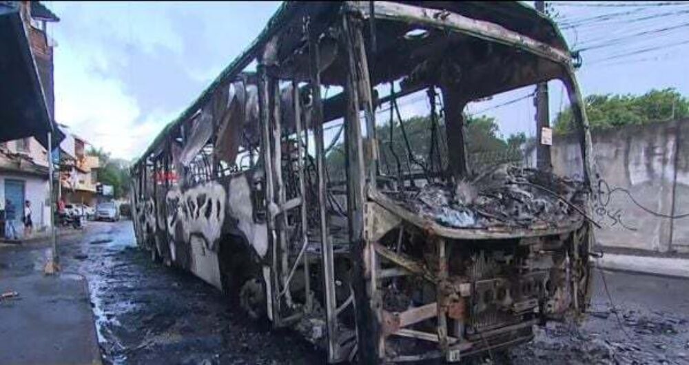 Ônibus é incendiado no bairro de Jardim Santo Inácio em Salvador