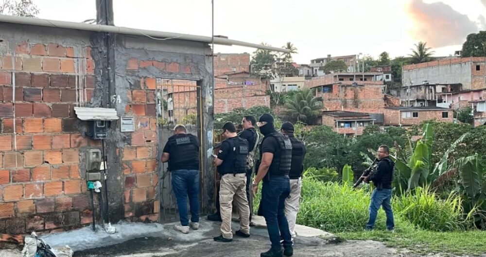 Dois suspeitos morrem e 11 são presos em megaoperação em Salvador e Feira