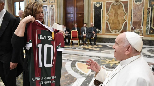 Reitora da UEFS presenteia o Papa Francisco com camisa do Fluminense de Feira