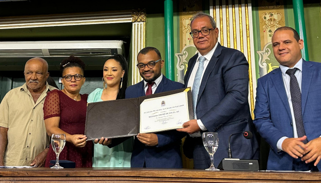Carlos Muniz concede Título de Cidadão de Salvador e Medalha Thomé de Souza ao jornalista Eduardo Dias