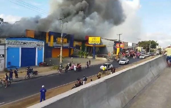 Lojas no Anel de Contorno em Feira de Santana são atingidas por incêndio