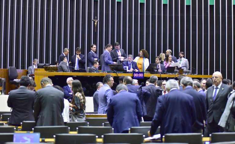 Deputados aprovam texto-base da reforma tributária com trava no IVA