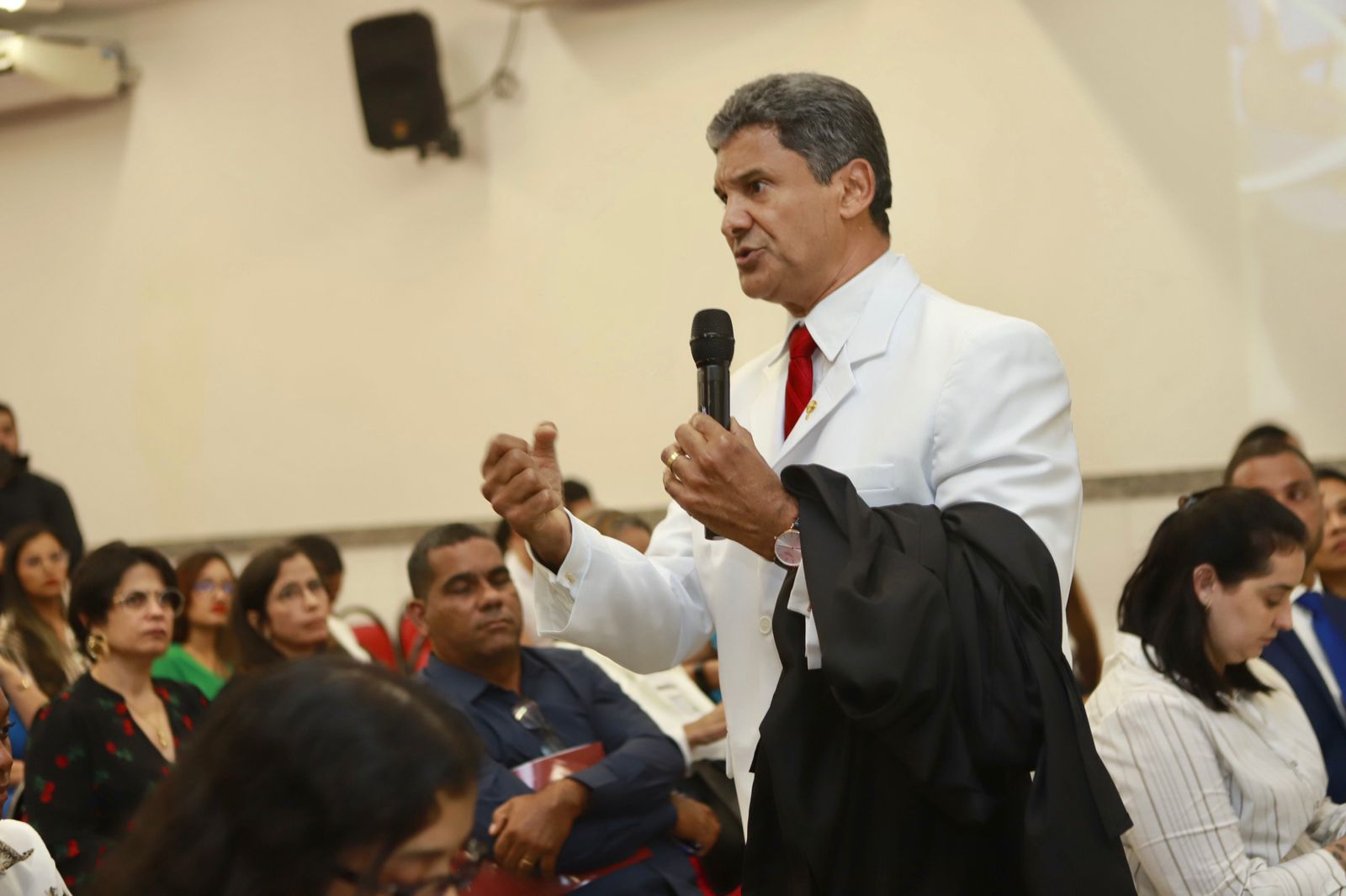 Vivaldo Amaral ministra palestra sobre “A Plenitude de Defesa no Tribunal do Júri” em Feira de Santana