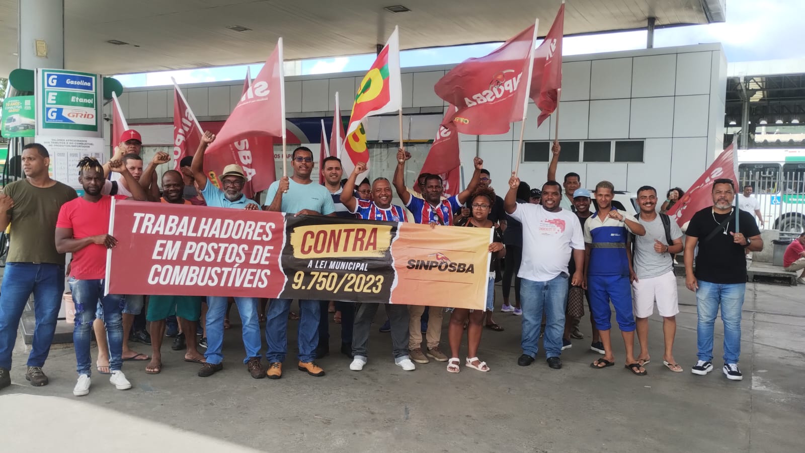 Sinposba realiza manifestação contra a lei de Salvador que obriga frentistas a denunciarem motoristas embriagados