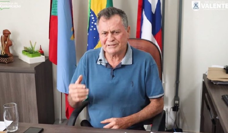 Prefeito de Valente, Ubaldino Amaral é vaiado durante show da virada