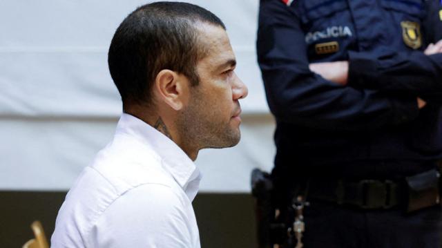 Espanha dá liberdade provisória a Daniel Alves sob fiança de 1 milhão de euros