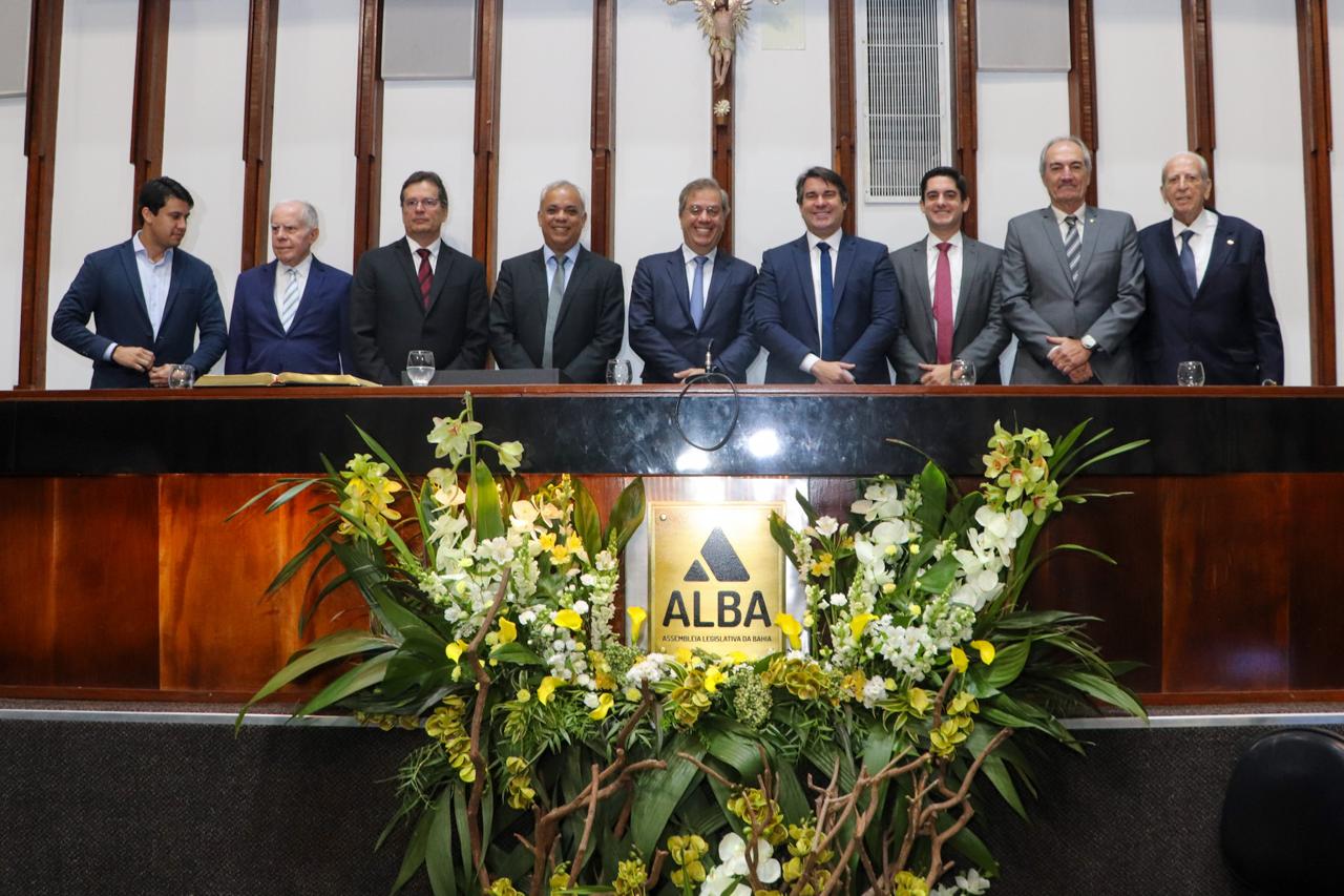 Niltinho concede Título de Cidadão Baiano a Luiz de Mendonça