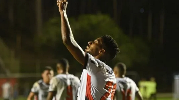 Série A: Vitória aplica 4 a 2 no Atlético-MG e faz a festa da torcida no Barradão