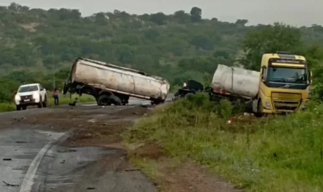 Após 11 horas, PRF libera trecho da BR-324 entre Tanquinho e Feira de Santana