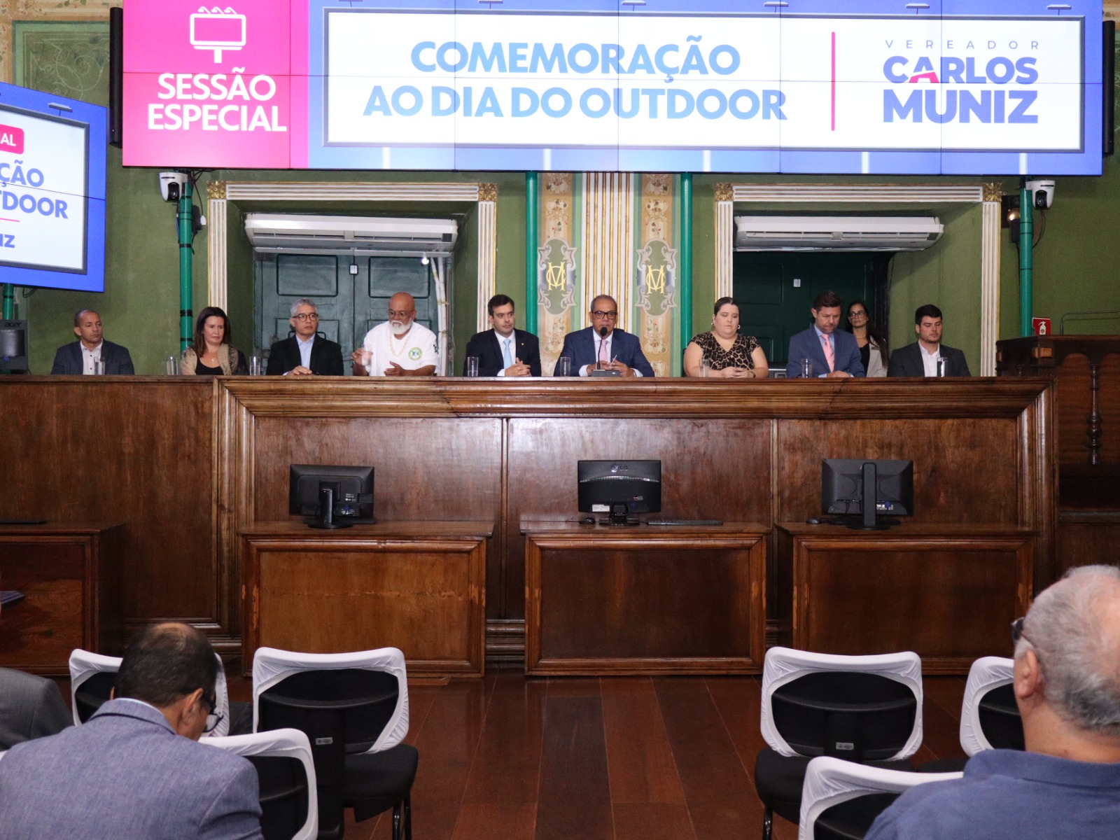 Em sessão de autoria de Carlos Muniz, Câmara de Salvador celebra o Dia do Outdoor