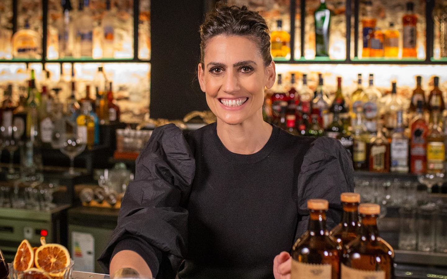 Primeira mulher bartender da Argentina, Mona Gallosi estará no Purgatório Bar nesta quarta