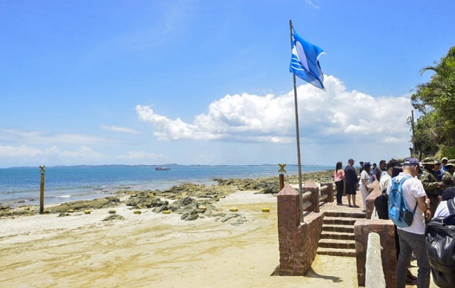 Selo Bandeira Azul qualifica turismo de sol e praia na Bahia