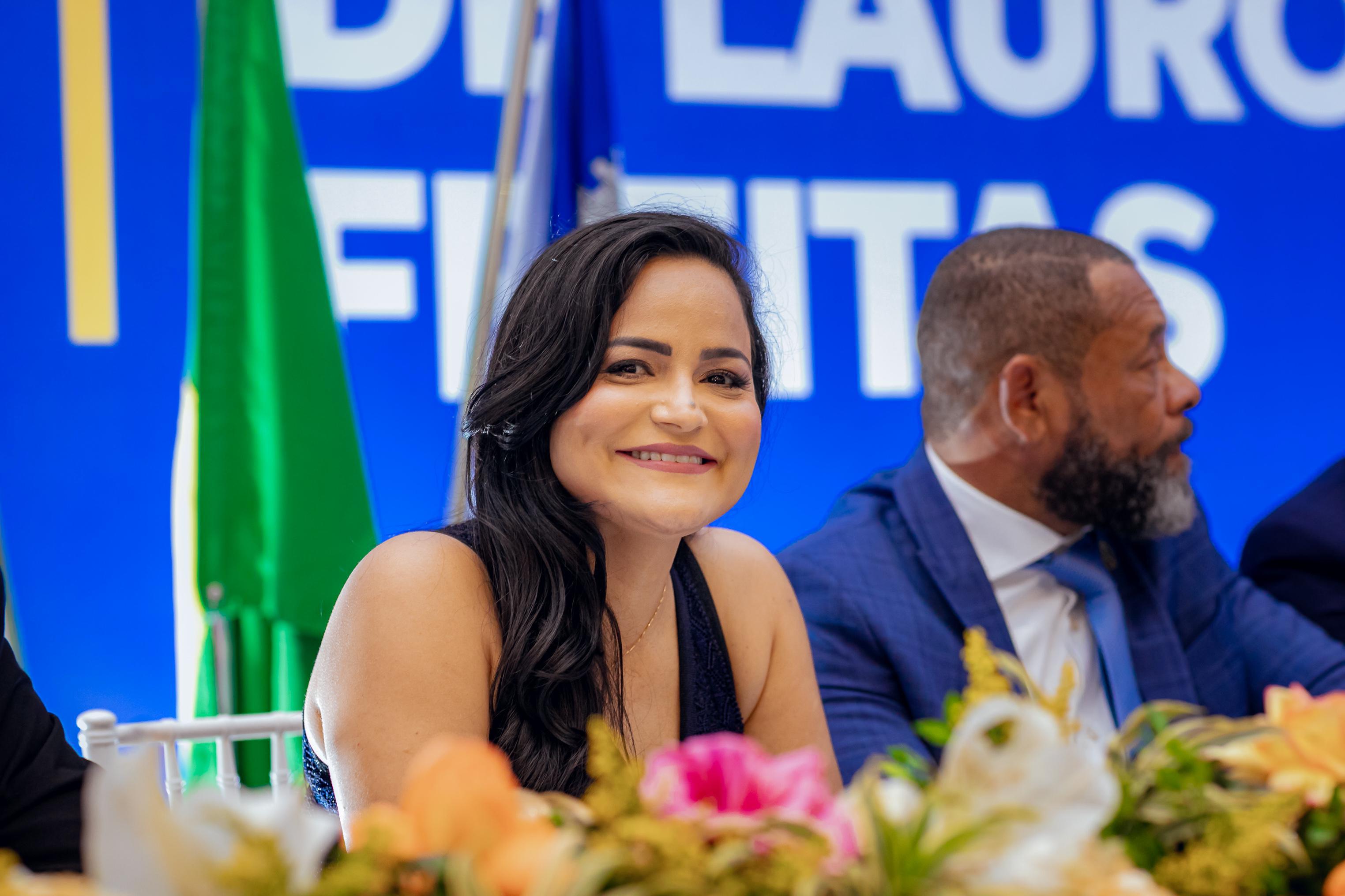 Débora Regis toma posse como prefeita de Lauro e garante transparência e ética em seu governo