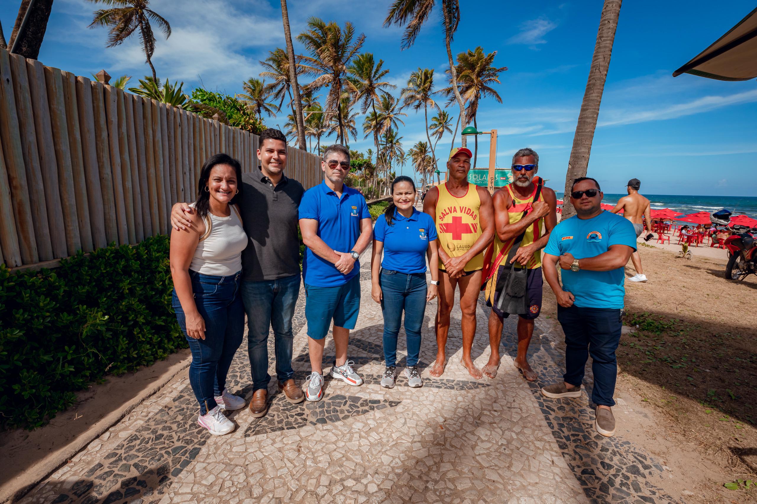 Débora visita praia de Vilas e ouve demandas dos salva-vidas