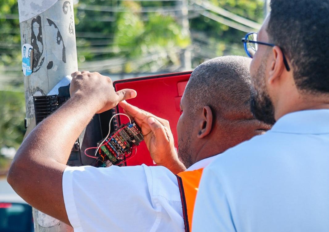 Prefeitura de Lauro de Freitas realiza manutenção em semáforo da Estrada do Coco