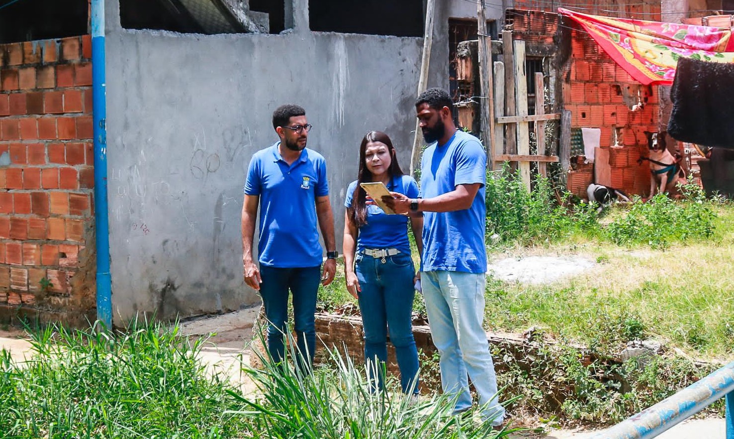 Prefeitura de Lauro de Freitas inspeciona pontos de alagamento em Vida Nova