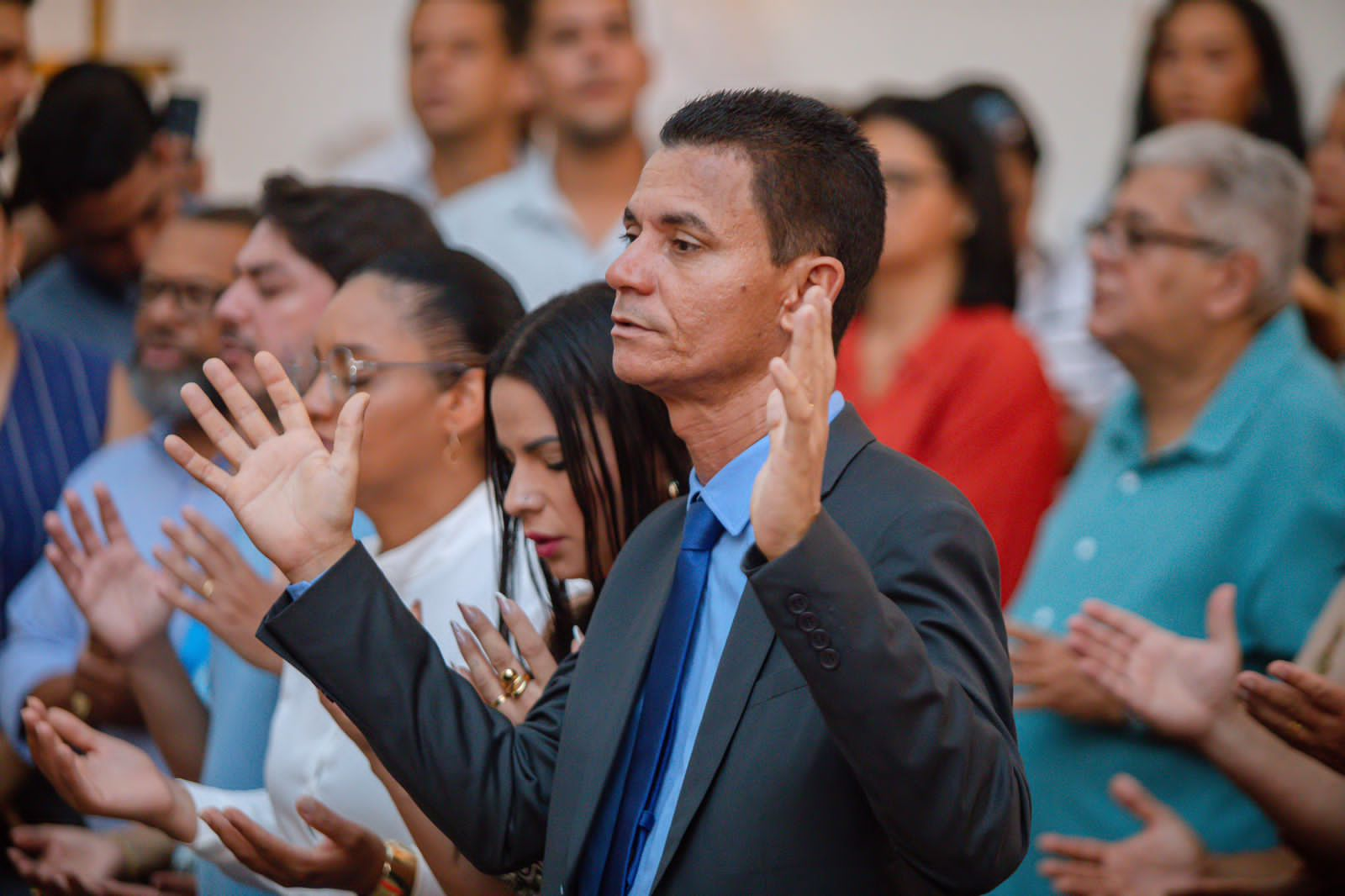 Durante missa solene, fiéis celebram o padroeiro de Lauro de Freitas