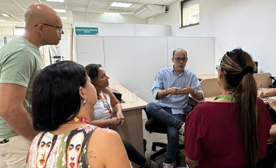 Reunião debate novos caminhos para Educação de Jovens e Adultos em Lauro de Freitas
