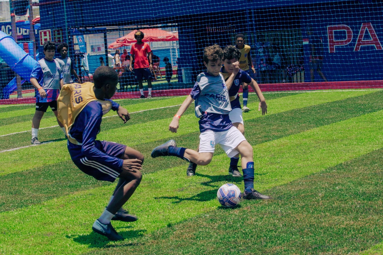 Mais de 150 crianças participam de treino na nova escola do PSG em Salvador