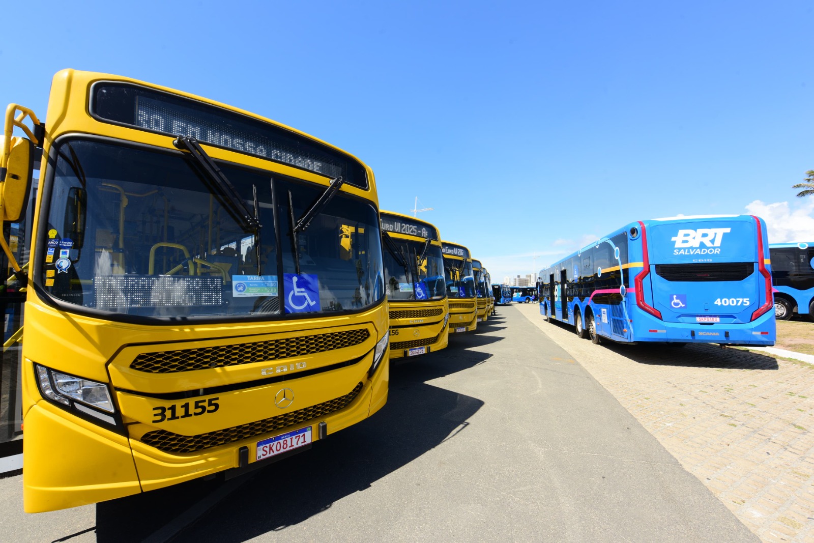 Prefeitura de Salvador entrega mais 40 ônibus com ar-condicionado