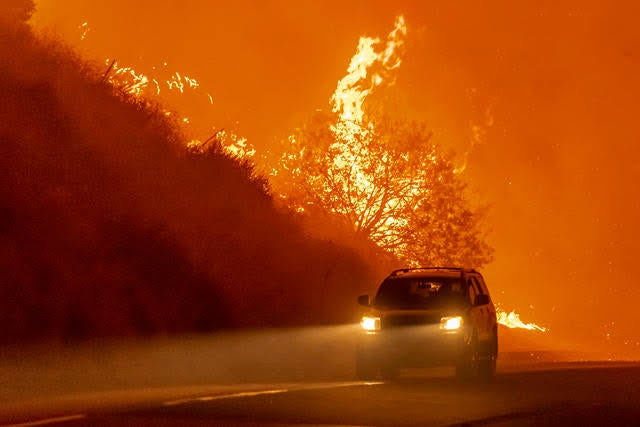 Estados Unidos: Incêndios obrigam a evacuação de mais de 100 mil pessoas na Califórnia; 5 pessoas morreram