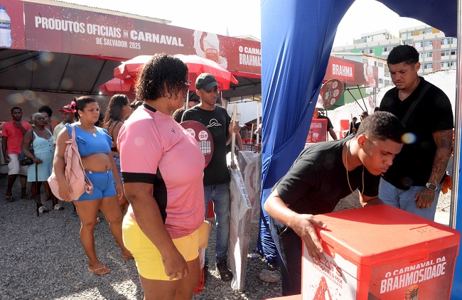 Prefeitura de Salvador entrega 5,3 mil kits para ambulantes que vão atuar no Carnaval