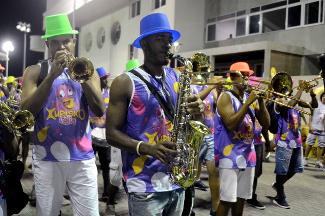 Grupos de fanfarra e bloquinhos animam o pré-Carnaval de Salvador nesta quarta