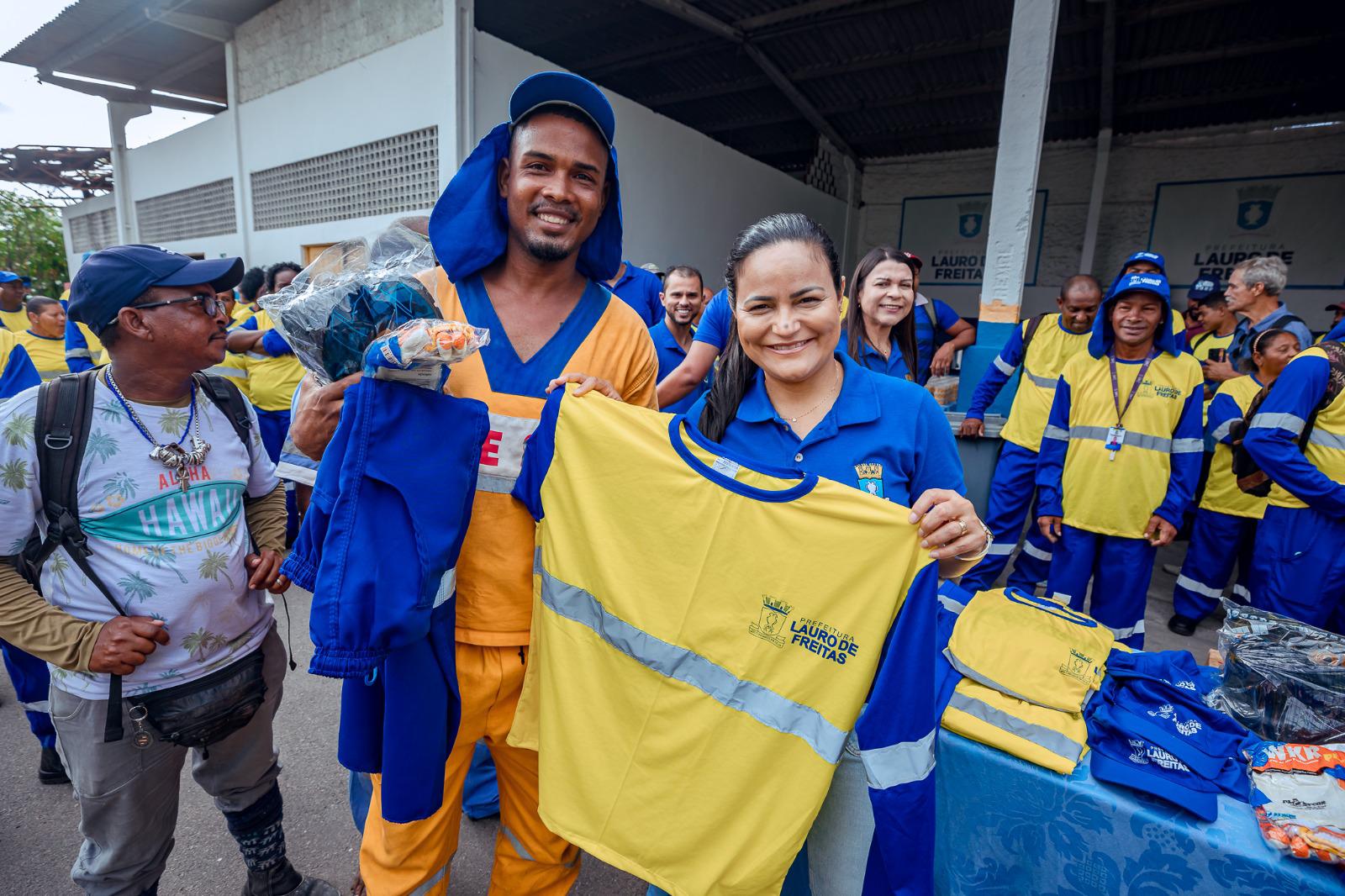 Lauro: Débora Regis realiza entrega de kit e fardamento a cerca de 300 agentes de limpeza