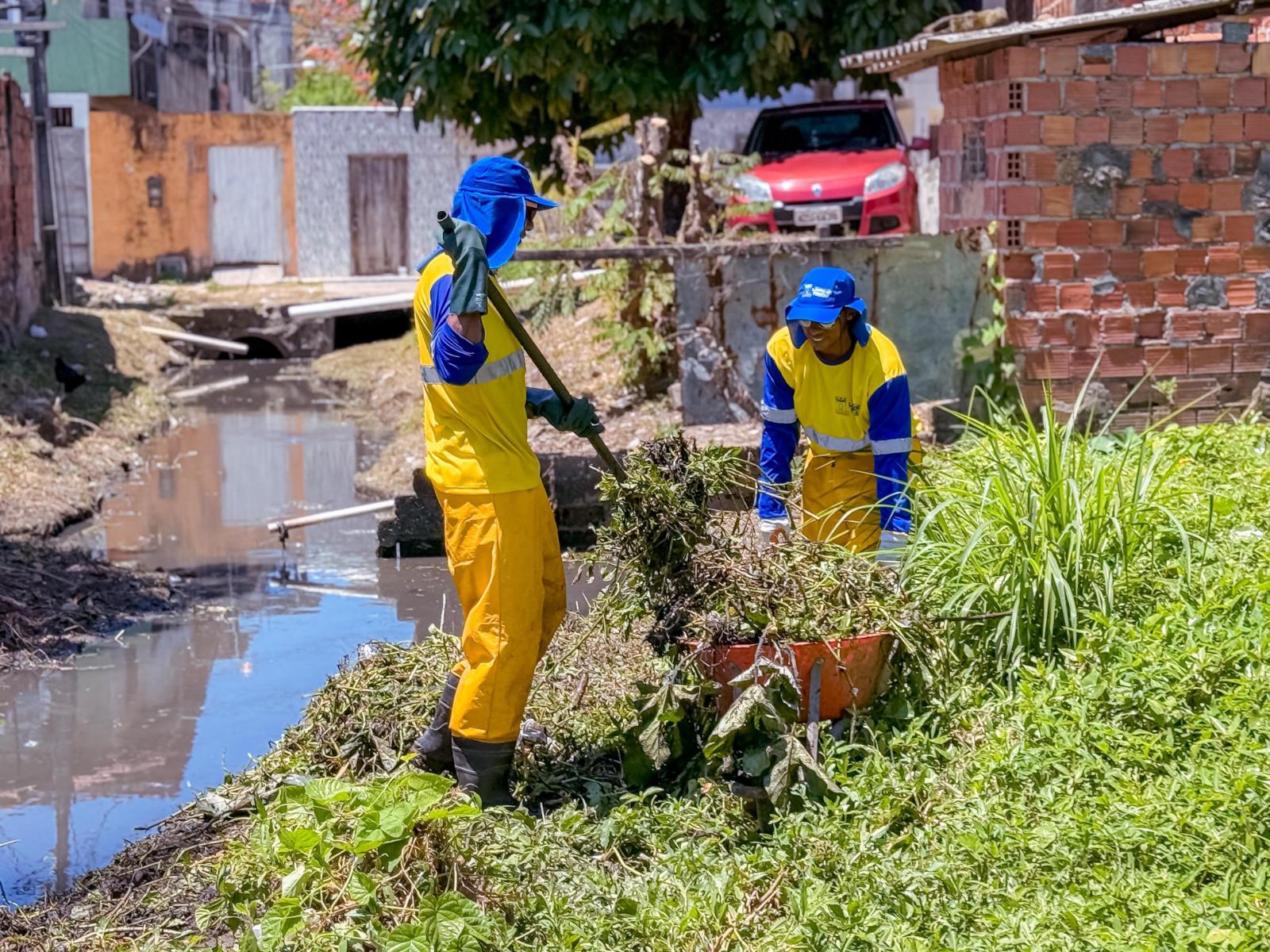 Prefeitura de Lauro realiza trabalho preventivo de limpeza de canal em Portão