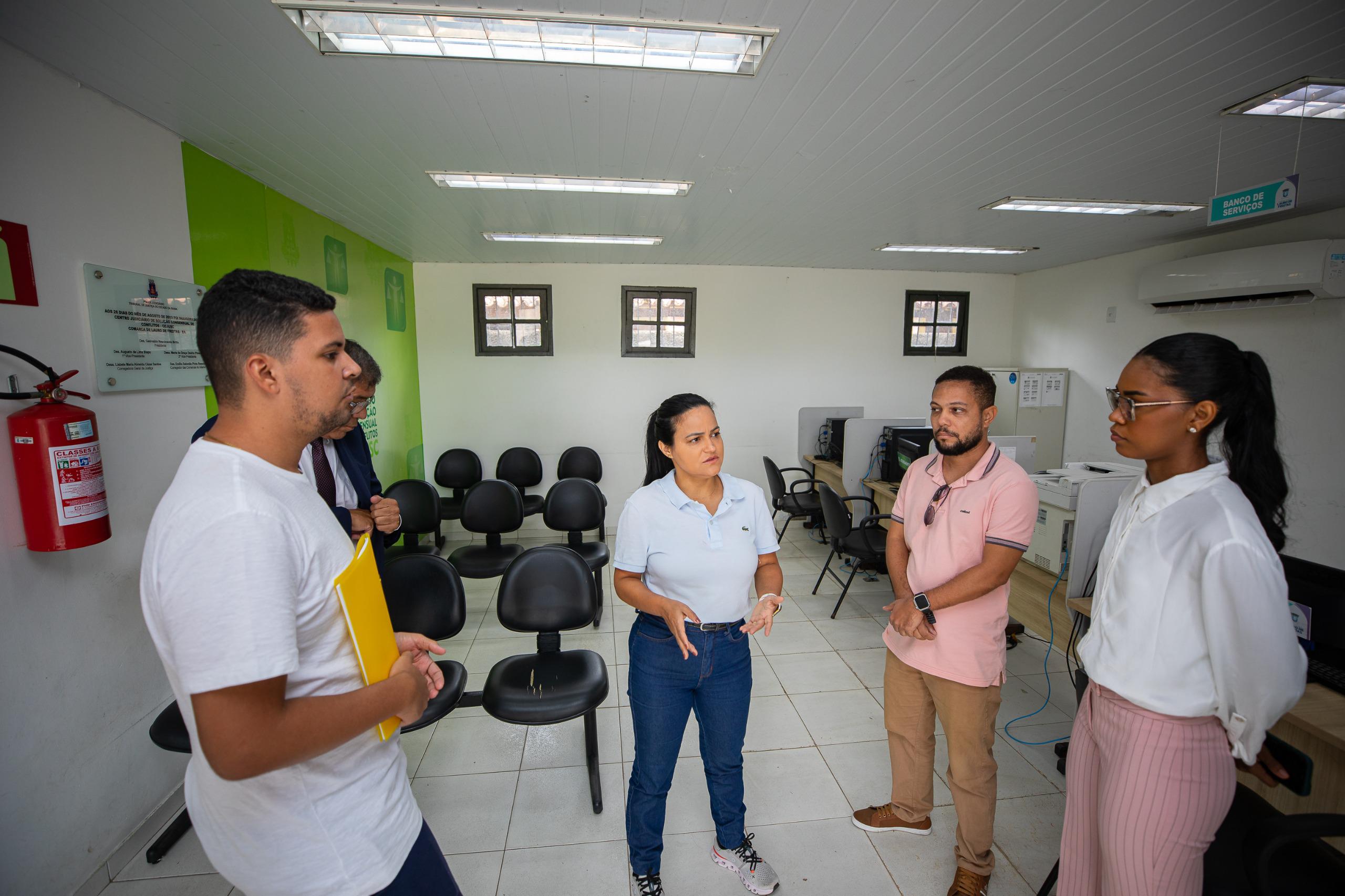 Débora visita instalações das Administrações Regionais de Itinga e Areia Branca